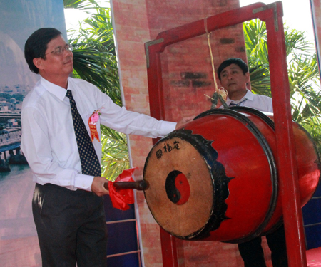 Ông Nguyễn Tấn Tuân đánh trống khai mạc lễ hội